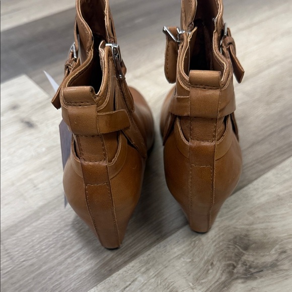 Elegant Tan Leather Ankle Boots - Picture 4 of 5
